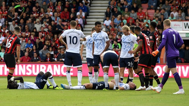 Cựu sao Man United bất tỉnh trên sân sau cú va chạm cực mạnh trên sân - Bóng Đá