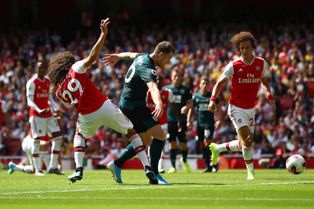 Tân binh Arsenal ăn mừng điên cuồng khi thấy Aubameyang ghi bàn - Bóng Đá