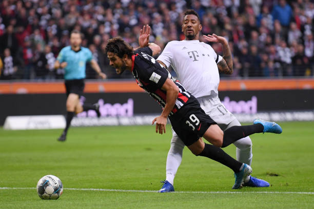 Boateng 'ăn' thẻ đỏ, Bayern Munich nhận trận thua lịch sử - Bóng Đá