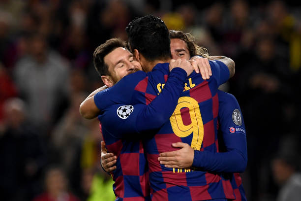 Nhìn đồng đội đau đớn, Messi có cử chỉ rất xúc động - Bóng Đá