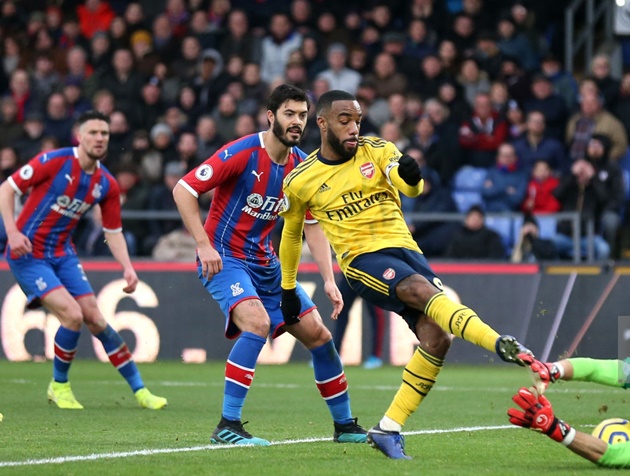 Lacazette có pha bỏ lỡ không tưởng trước khung thành Crystal Palace - Bóng Đá