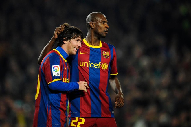 Messi 'phản kích' Abidal: Khi sự ức chế lên đến đỉnh điểm - Bóng Đá