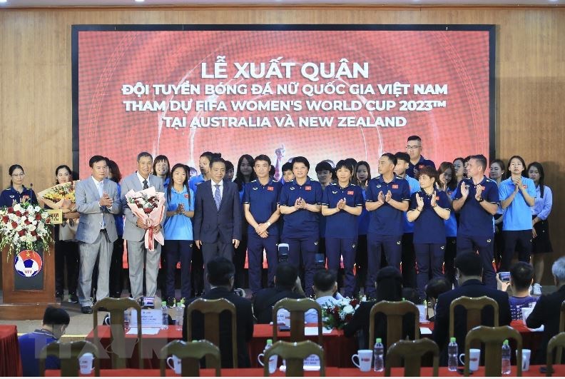 Tuyển nữ Việt Nam vừa có lễ xuất quân đơn giản mà ấm cúng cùng truyền thông và người hâm mộ.