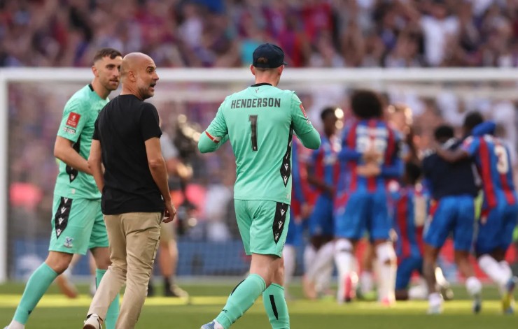 Pep Guardiola tranh cãi với Henderson sau khi Man City thua Palace