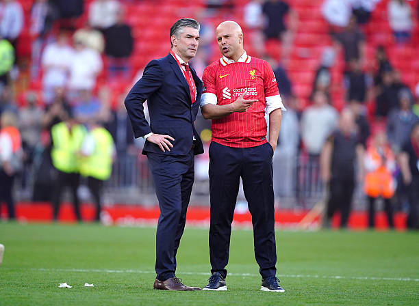 Richard Hughes đau đầu với loạt hợp đồng mới ở Liverpool