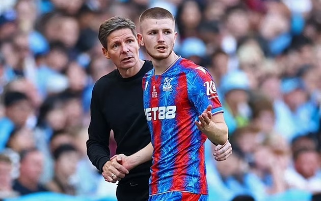 Wharton ngồi ngoài lễ mừng Cúp FA sau khi bị De Bruyne sút trúng đầu