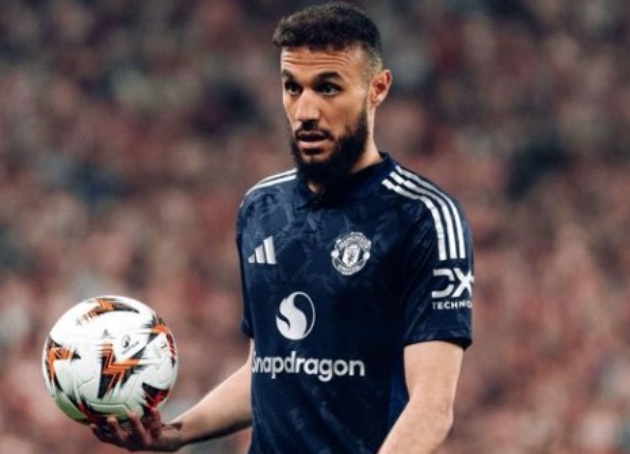 Mazraoui tiết lộ cảm xúc khi đá 7 vị trí khác nhau ở MU