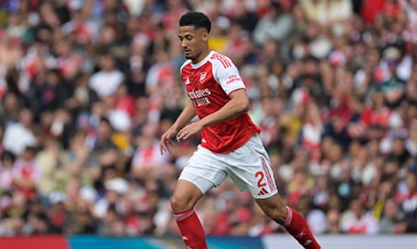 Saliba rời sân sớm, hàng thủ Arsenal thêm nỗi lo