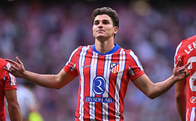 Alvarez lập cú đúp, Atletico thắng đậm Betis để cán đích ở top 3
