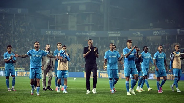 VAR bẻ còi khiến Napoli mất penalty, cuộc đua vô địch nín thở phút chót