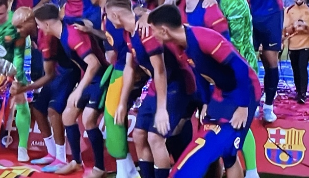 Pedri tri ân Torres trong ngày Barcelona nâng cúp