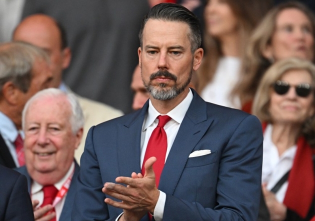 Josh Kroenke cam kết “chi đậm”, CĐV Arsenal: Hãy mang séc ra đi!