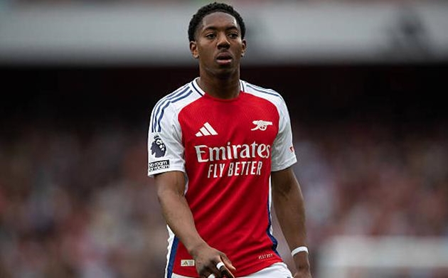 Myles Lewis-Skelly gây ấn tượng trong màu áo Arsenal.