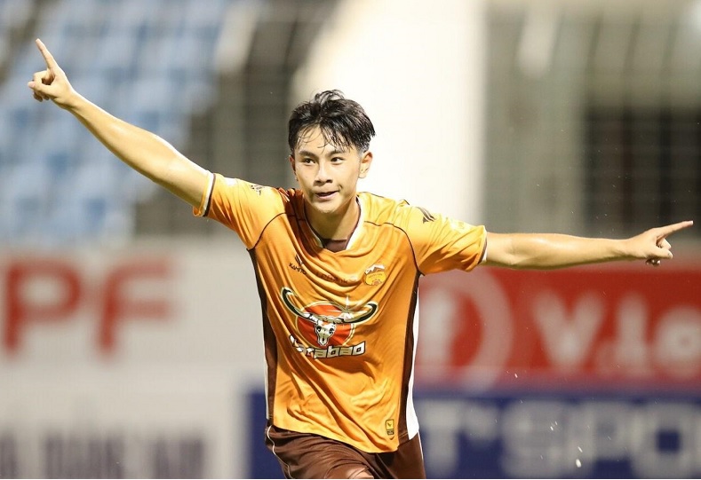 Gia Bảo có trận đá chính đầu tiên ở V.League.