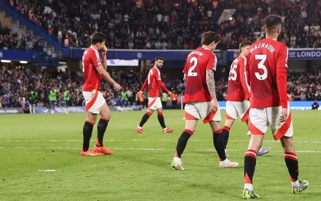 Các cầu thủ Man Utd chạy về vị trí của họ sau bàn thắng của Marc Cucurella