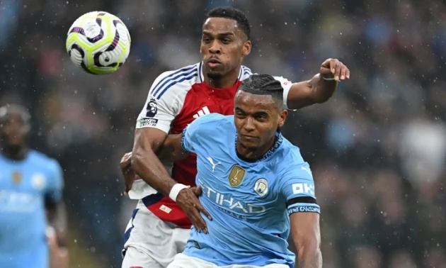Arsenal còn nguy cơ mất vị trí thứ 2 vào tay Man City.