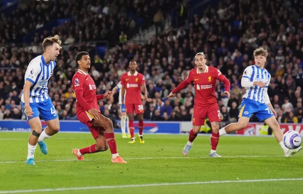 Liverpool dùng đội hình trẻ trước Brighton.