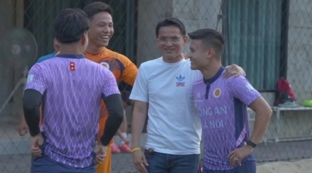HLV Kiatisak tiếp lửa cho CAHN.