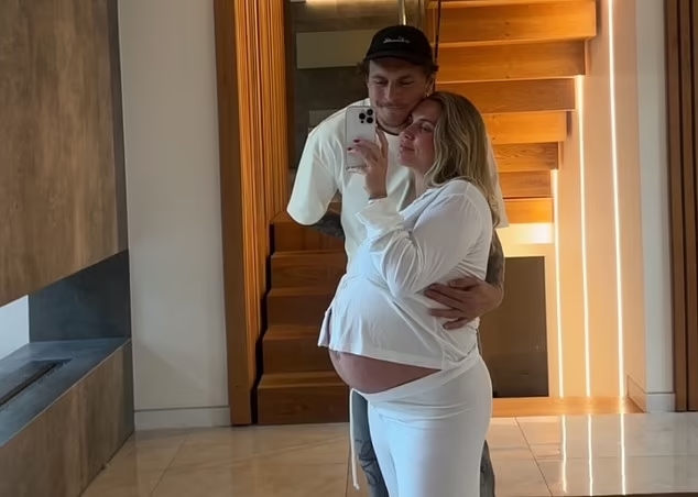 Victor Lindelof và vợ sắp đón con thứ 3.