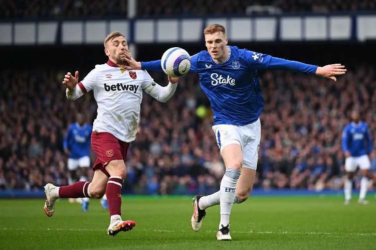 Chelsea đang cân nhắc khả năng chiêu mộ Branthwaite.