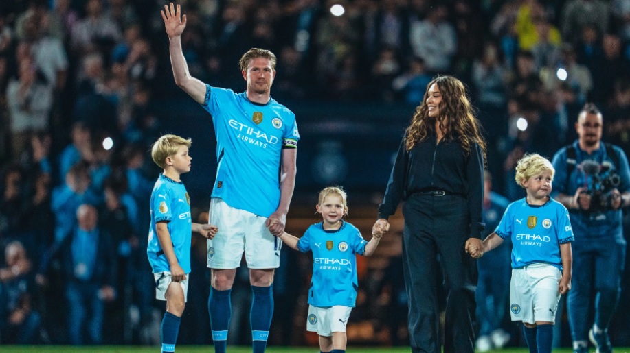 De Bruyne và gia đình chia tay Etihad.