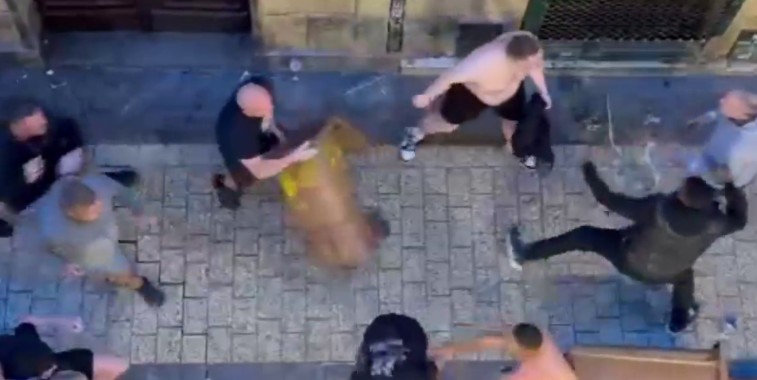 CĐV 2 đội bóng xô xát.