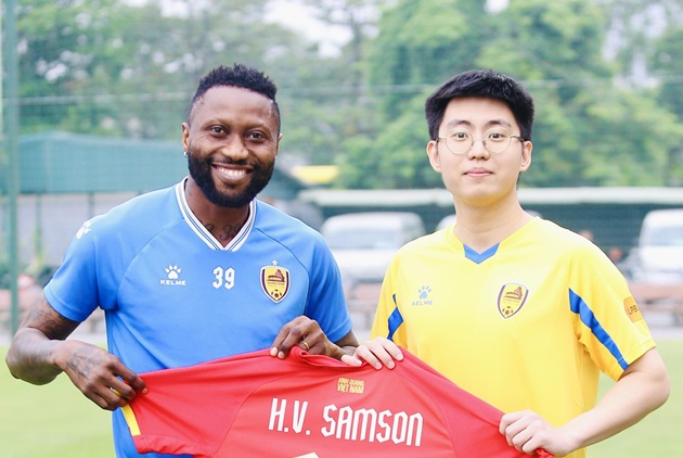 Hoàng Vũ Samson được người hâm mộ tặng áo ĐT Việt Nam.