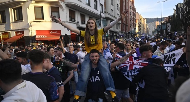 Bilbao nhộn nhịp với đại tiệc bóng đá của fan Man Utd và Tottenham