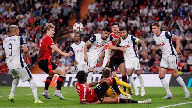 MU bất lực trước hàng thủ Spurs.