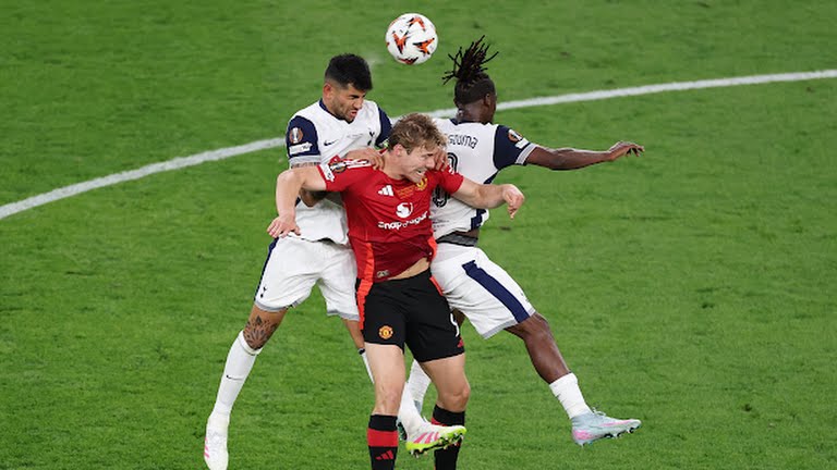 Hàng thủ Tottenham chơi rất tập trung.
