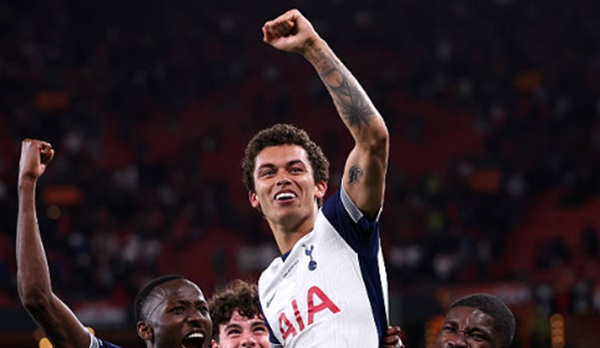 Johnson sắm vai người hùng Spurs.