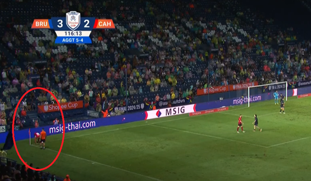 Hành vi phi thể thao của trợ lý Buriram United gây phẫn nộ
