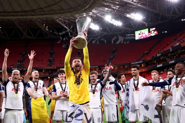 Guglielmo Vicario giúp Spurs lên ngôi vô địch.