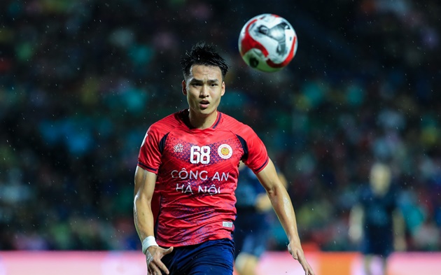 Bùi Hoàng Việt Anh bị CĐV công kích