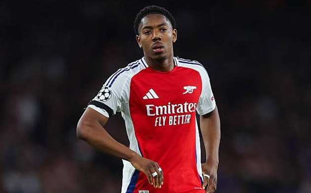 Việc Myles Lewis-Skelly đá hậu vệ trái có thể khiến Arsenal gặp khó.