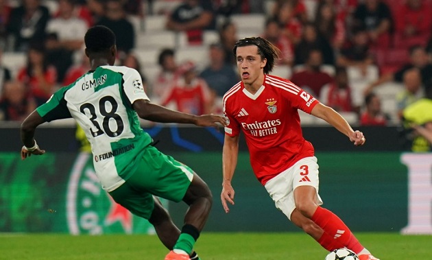 Alvaro Carreras chơi khá lên chân tại Benfica.