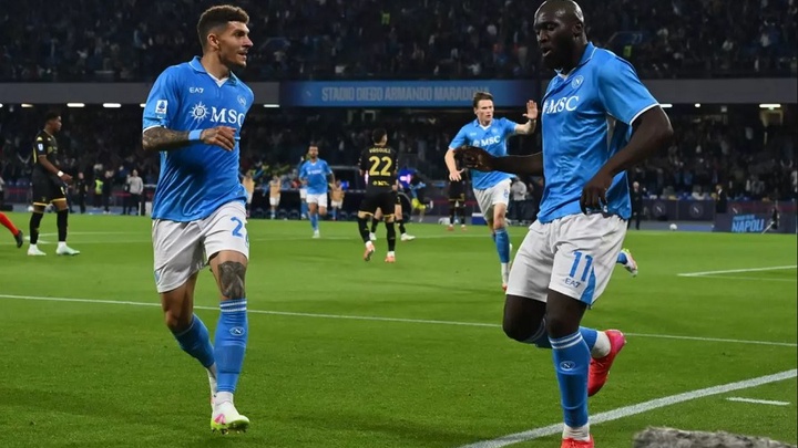 Lukaku (số 11) vẫn là đầu tàu của Napoli.