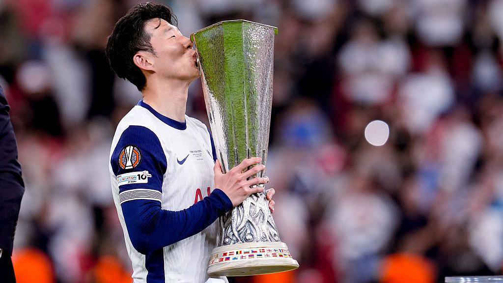 Son Heung-min gặp sự cố khi ăn mừng chức vô địch Europa League
