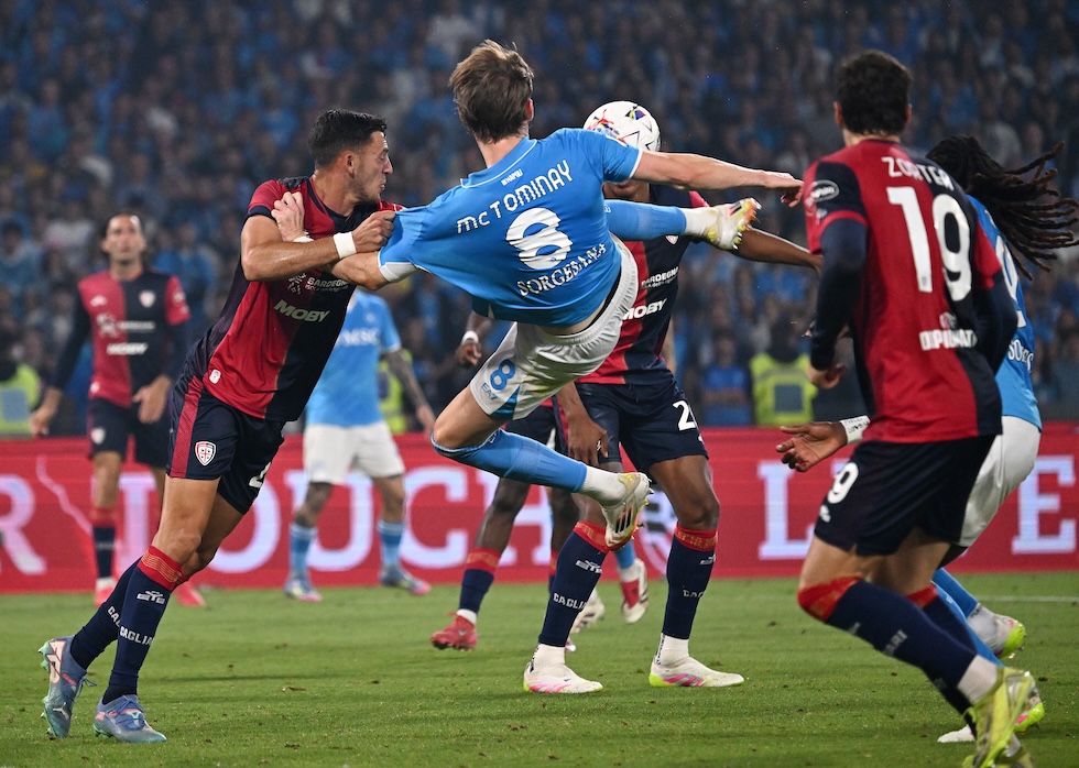 Scott McTominay mở tỷ số ở trận này. Sau đó, một cựu cầu thủ khác của MU, Romelu Lukaku cũng lập công, ấn định chiến thắng 2-0 cho Napoli. Như vậy, đội bóng của HLV Antonio Conte chính thức đăng quang Serie A, vượt qua Inter Milan đúng một điểm.
Niềm vui khó tả của Scott McTominay. Anh là thương vụ trên cả tuyệt vời của Napoli. Tiền vệ người Scotland đã có 13 bàn thắng trong mùa giải đầu tiên khoác áo Napoli, trong đó có 6 bàn ở 7 vòng cuối giúp đội nhà bứt phá ngoạn mục.
Khán đài Diego Armando Maradona thực sự bùng nổ.
Cầu thủ Napoli hân hoan với chức vô địch.
Những danh hiệu Napoli có được trong lịch sử.
HLV Conte đã làm được những điều tuyệt vời cho Napoli.
Conte xứng đáng được tôn vinh.
NHM Napoli có một đêm không ngủ.
Khung cảnh hoành tráng bên ngoài sân vận động.
Trái ngược với niềm vui của Napoli, là nỗi thất vọng của Inter Milan.
Dù thắng Como trong vòng đấu cuối cùng, họ ngậm ngùi về nhì với 1 điểm ít hơn.
Dù sao, Inter vẫn còn đó trận chung kết Champions League với PSG để tìm được niềm vui cho mình.