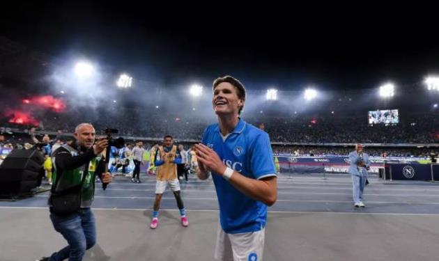 Niềm vui khó tả của Scott McTominay. Anh là thương vụ trên cả tuyệt vời của Napoli. Tiền vệ người Scotland đã có 13 bàn thắng trong mùa giải đầu tiên khoác áo Napoli, trong đó có 6 bàn ở 7 vòng cuối giúp đội nhà bứt phá ngoạn mục.
Khán đài Diego Armando Maradona thực sự bùng nổ.
Cầu thủ Napoli hân hoan với chức vô địch.
Những danh hiệu Napoli có được trong lịch sử.
HLV Conte đã làm được những điều tuyệt vời cho Napoli.
Conte xứng đáng được tôn vinh.
NHM Napoli có một đêm không ngủ.
Khung cảnh hoành tráng bên ngoài sân vận động.
Trái ngược với niềm vui của Napoli, là nỗi thất vọng của Inter Milan.
Dù thắng Como trong vòng đấu cuối cùng, họ ngậm ngùi về nhì với 1 điểm ít hơn.
Dù sao, Inter vẫn còn đó trận chung kết Champions League với PSG để tìm được niềm vui cho mình.