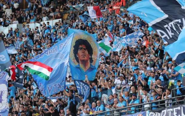Khán đài Diego Armando Maradona thực sự bùng nổ.
Cầu thủ Napoli hân hoan với chức vô địch.
Những danh hiệu Napoli có được trong lịch sử.
HLV Conte đã làm được những điều tuyệt vời cho Napoli.
Conte xứng đáng được tôn vinh.
NHM Napoli có một đêm không ngủ.
Khung cảnh hoành tráng bên ngoài sân vận động.
Trái ngược với niềm vui của Napoli, là nỗi thất vọng của Inter Milan.
Dù thắng Como trong vòng đấu cuối cùng, họ ngậm ngùi về nhì với 1 điểm ít hơn.
Dù sao, Inter vẫn còn đó trận chung kết Champions League với PSG để tìm được niềm vui cho mình.