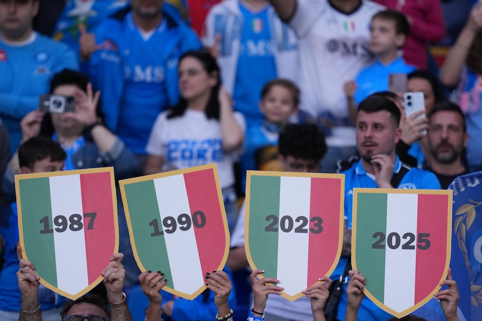 Những danh hiệu Napoli có được trong lịch sử.
HLV Conte đã làm được những điều tuyệt vời cho Napoli.
Conte xứng đáng được tôn vinh.
NHM Napoli có một đêm không ngủ.
Khung cảnh hoành tráng bên ngoài sân vận động.
Trái ngược với niềm vui của Napoli, là nỗi thất vọng của Inter Milan.
Dù thắng Como trong vòng đấu cuối cùng, họ ngậm ngùi về nhì với 1 điểm ít hơn.
