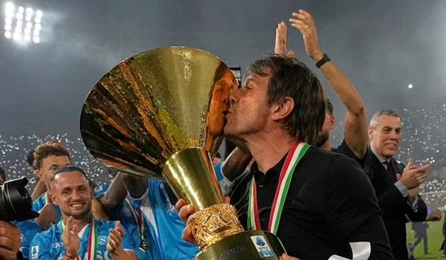 Napoli vô địch Serie A, Conte vẫn chưa hết áp lực
