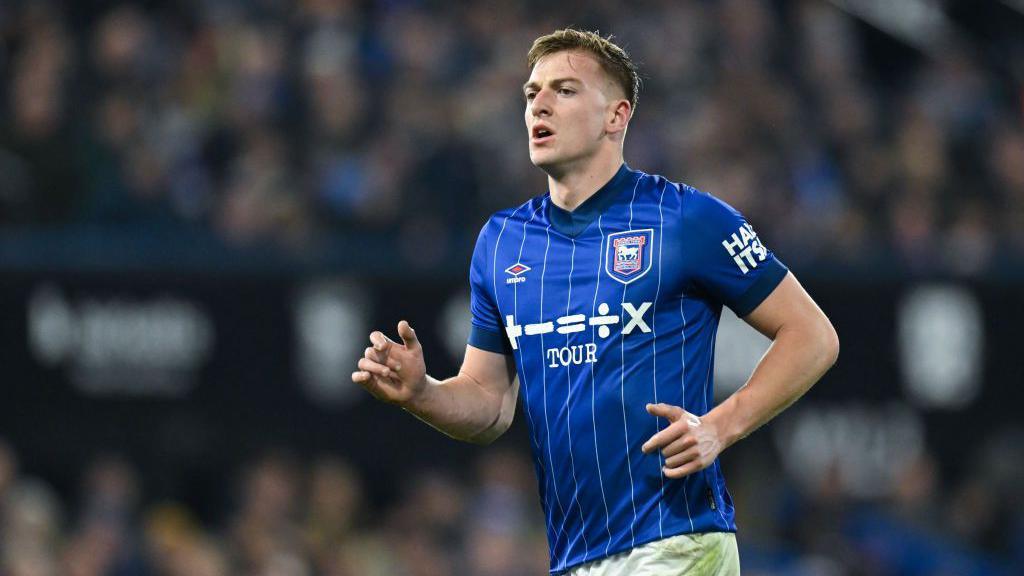 Fabrizio Romano xác nhận: Chelsea và Man United tiếp cận Liam Delap