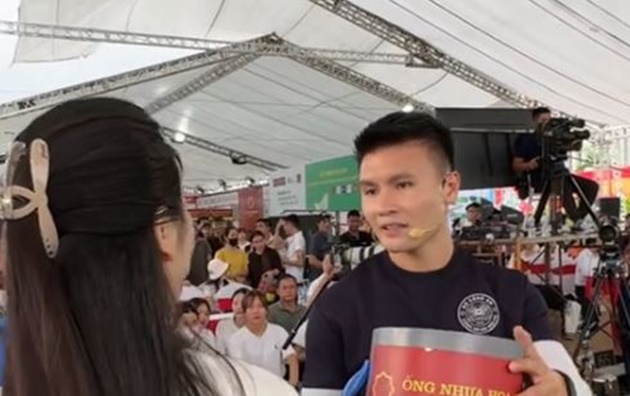 Chu Thanh Huyền lặng lẽ ghi điểm khi Quang Hải được fan xin chữ ký