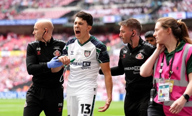 Đội trưởng Sunderland rời sân trong nước mắt, trở lại ăn mừng phút cuối