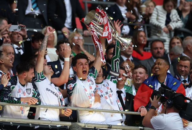 Cầu thủ Sheffield rơi nước mắt nhìn Sunderland vỡ òa niềm vui thăng hạng