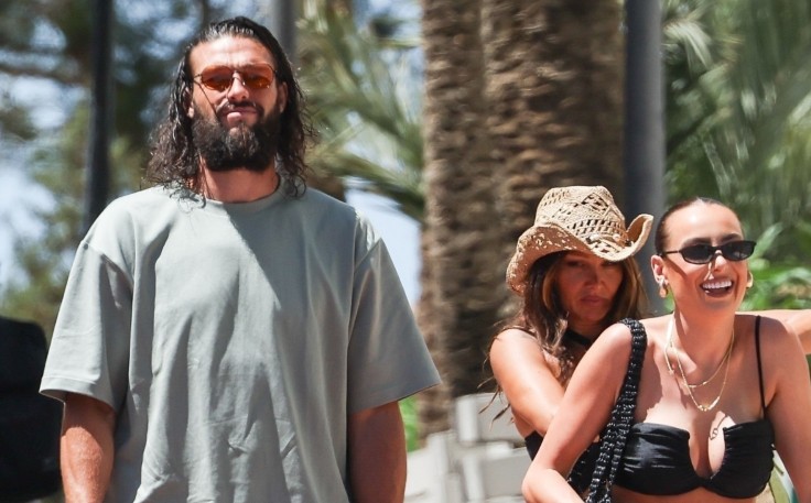 Andy Carroll xõa tóc phong trần, tay trong tay với bạn gái ở Ibiza