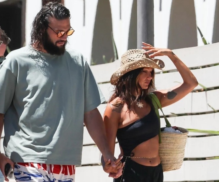 Andy Carroll dạo phố với bạn gái cùng mái tóc xõa phong trần.