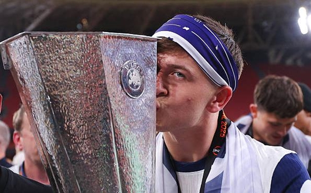 Sao trẻ Tottenham hát khẩu hiệu chống Arsenal cùng fan